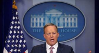 White House bars CNN, NYT, LA Times, BuzzFeed from press briefing