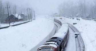 Heavy snowfall cuts off Kashmir; Army Major among 5 killed in avalanches