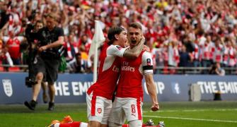 Arsenal edge Chelsea to lift FA Cup