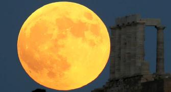 'Blood moon' dazzles skywatchers around the world