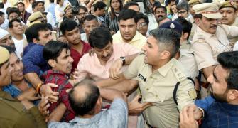 Manoj Tiwari, supporters scuffle with AAP workers, cops at bridge event