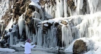 Kashmir transforms into winter wonderland!