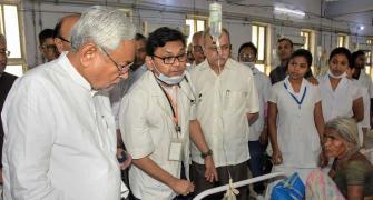 Protests greet Nitish at Muzaffarpur hospital visit