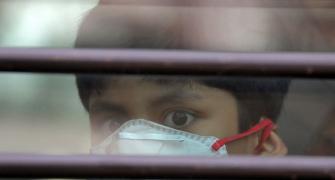 Delhi residents 'feeling suffocated' due to bad air