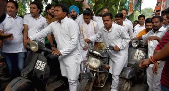 PIX: Congress protests against hikes in traffic fines