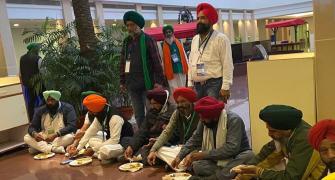 Farmers bring their own food at govt meeting, again