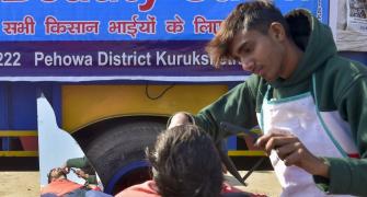 Haryana man opens free salon for protesting farmers