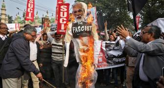 Modi welcomed to Kolkata with anti-CAA protests