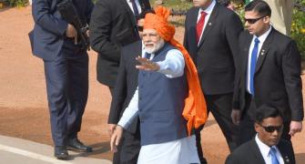 Modi sports saffron bandhej turban for R-Day parade