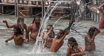 Kumbh: Lakhs take dip in Ganga amid Covid surge