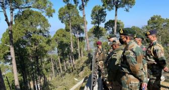 Army chief at LoC, briefed on counter-insurgency ops