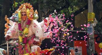 Muslims welcome Hanuman Jayanti procession in Raj