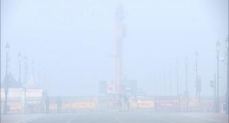 Season's first fog hits rail, road traffic in Delhi