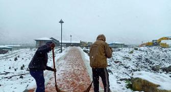 Snowfall halts pilgrims on way to Kedarnath, Yamunotri