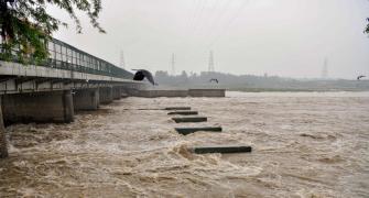 Delhi starts evacuating people from Yamuna floodplains