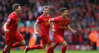 EPL PHOTOS: Liverpool give City the blues, close in on title