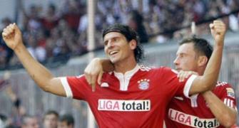 Gomez helps Bayern draw Bremen