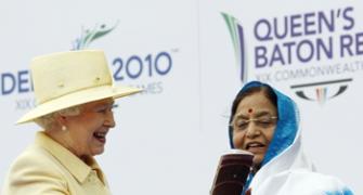 India handed 2010 Commonwealth Games baton