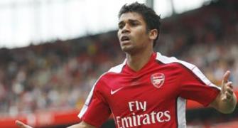 Arsenal's Eduardo wins appeal against diving ban