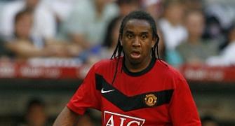 Man United's Anderson pulled out of burning car