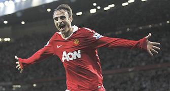 Berbatov leads Manchester United to easy victory