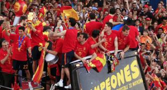 Images: Spaniards turn out to welcome home heroes