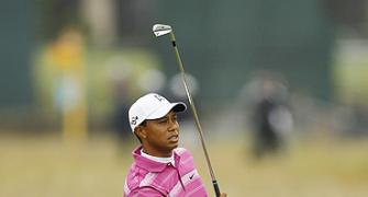 Magic putter deserts frustrated Woods