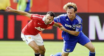 Manchester United stunned by 10-man Kansas City