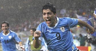 Suarez double puts Uruguay into last eight