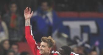 Bendtner's hat-trick sends Arsenal into quarters