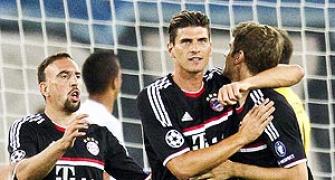 Champions League: Bayern canter through