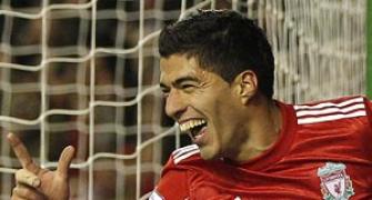 Suarez scores as Liverpool beats Stoke