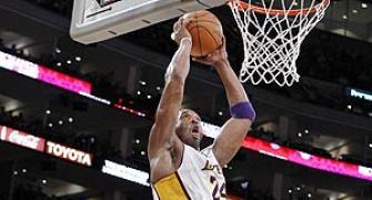 Kobe and Lakers blow out Knicks at home