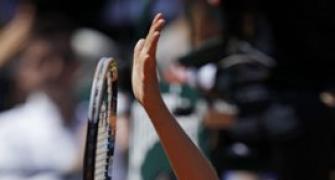 Sharapova, Li set up semis showdown