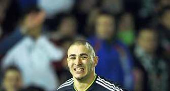 Benzema double helps Real keep Barca in sight