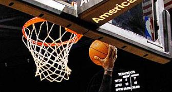 NBA: James leads Heat into playoffs, Spurs crush Thunder