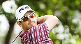 Oosthuizen leads Masters, Woods four back