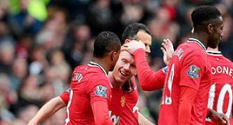 EPL: United close in on title after City lose
