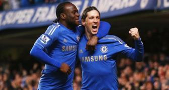 PHOTOS: Chelsea hit Villa for eight, leaders United held