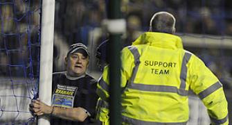 Fan handcuffs himself to goalpost during Man City game
