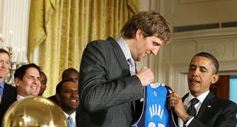 Basketball stars toast avid hoops fan Obama