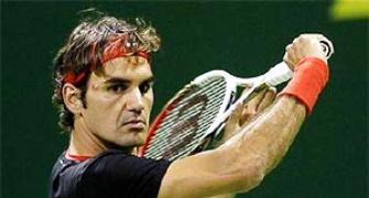 Rampant Federer crushes Davydenko, Nadal toils in Doha