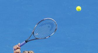 Smart Sharapova hangs on to make Australian Open final