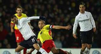 FA Cup: Van der Vaart lifts Spurs, Everton through