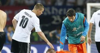 Netherlands cling to dream with Germany's help