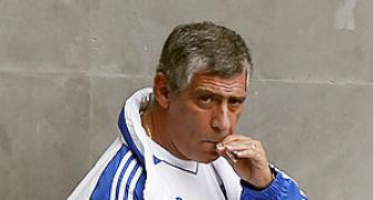 Smoking helps me think, says Greece coach Santos