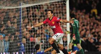 Hernandez seals controversial win for Man United