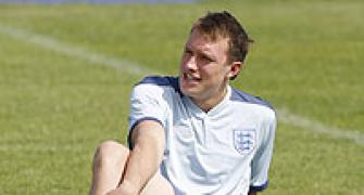 Knee surgery sidelines United's Jones for two months