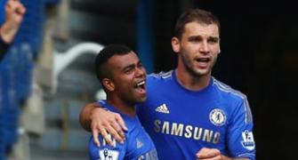 Late Cole goal gives Chelsea win over Stoke