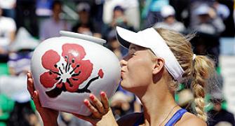 Wozniacki routs Kanepi to clinch year's first title